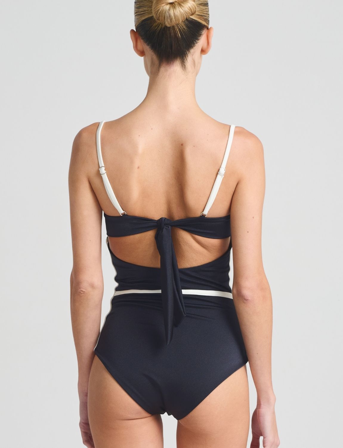 Kairé One piece Black